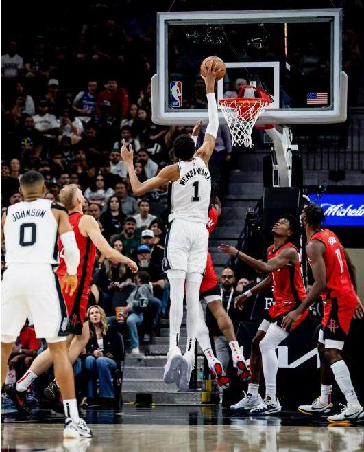 球探体育比分网-【现场】马刺主场首战险胜火箭 球员球迷憧憬新赛季